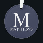 Adorno Monograma y nombre personalizados del azul marino<br><div class="desc">El Monograma y Regalo de nombres personalizados incluye un monograma personalizado y un nombre con el estilo de letra serif clásico blanco sobre fondo azul marino. Perfecto para vacaciones,  reuniones familiares y cualquier ocasión especial.</div>