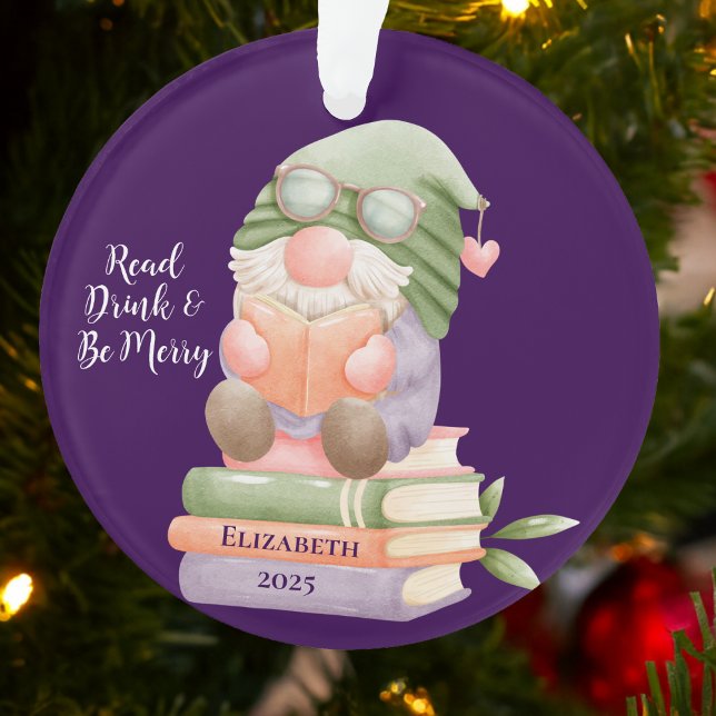 Adorno Monogramado libro de lectura personalizado (Cute gnome reading on stacked books, festive Christmas ornament for book lovers and teachers.)