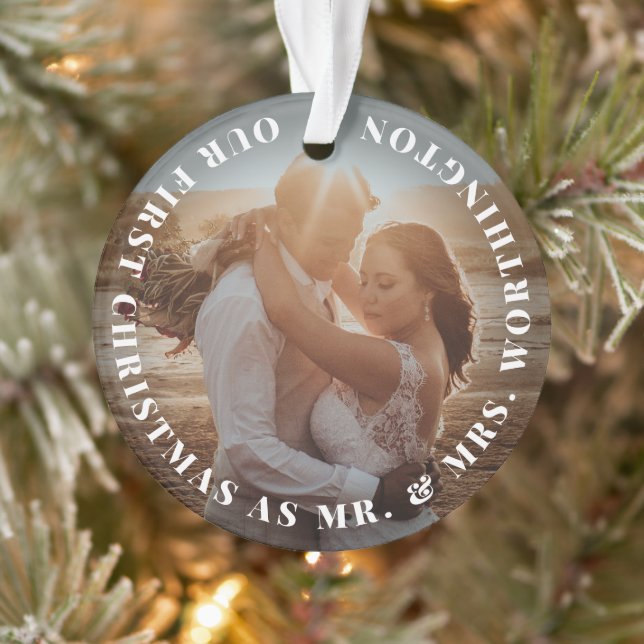Adorno Mr & Mrs First Christmas Simple Text Circle Photo (Árbol)