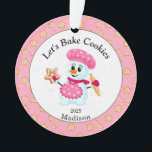 Adorno Navidades Cute Pink Snowman Cookie Baker Name<br><div class="desc">Ornamento panadero rosa y blanco para niños y adultos. El adorno perfecto para la abuela para regalarle a su galleta favorita. El fondo de las galletas espolvoreadas con las palabras "Hagamos galletas", que se pueden cambiar si lo desea. Es un regalo personalizado perfecto para la familia o amigos que aman...</div>