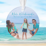 Adorno Navidades de Beach Vacation Photo Keepsake de 2 la<br><div class="desc">Moda personalizable playa familia foto conmemoración de Navidad que lee Mele Kalikimaka o tu texto personalizado con tu foto tropical favorita al sol. Añada una fotografía completa de su recuerdo favorito de sus vacaciones en la isla a la costa en la parte delantera y una en la parte trasera. Un...</div>