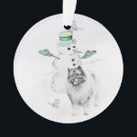 Adorno Navidades de Keeshond Snowman pinta arte de perro<br><div class="desc">Navidades de Keeshond Retrato de perro Snowman, pintura original. Nos especializamos en arte original lindo y divertido, compre esto por usted mismo o como un gran regalo para sus amigos amantes de Keeshond. Sea creativo - haga clic en el PERSONALIZAR para añadir/eliminar/cambiar texto, cambiar el tamaño de la imagen, cambiar...</div>