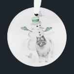 Adorno Navidades de Keeshond Snowman pinta arte de perro<br><div class="desc">Navidades de Keeshond Retrato de perro Snowman, pintura original. Nos especializamos en arte original lindo y divertido, compre esto por usted mismo o como un gran regalo para sus amigos amantes de Keeshond. Sea creativo - haga clic en el PERSONALIZAR para añadir/eliminar/cambiar texto, cambiar el tamaño de la imagen, cambiar...</div>
