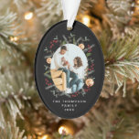 Adorno Navidades elegantes Foto botánica del hueco rojo n<br><div class="desc">Celebra la temporada con este elegante ornamento de fotos de Navidades de fondo negro botánico rojo Holly. Con un rico fondo negro adornado con un alegre matiz rojo y vegetación, este adorno le da un toque atemporal y elegante a su decoración de vacaciones. Personalízalo con una preciada foto familiar para...</div>