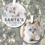 Adorno Navidades favoritos de fotos de gatos en Santa Cla<br><div class="desc">Ornamento personalizado de fotos de gatos "favorito de Santa". Añade un toque de juego a tu decoración de vacaciones con este adorno de gatos bonito y divertido, perfecto para celebrar a un gatito travieso o un gatito sucio. La parte delantera dice "El favorito de Santa" junto con el nombre de...</div>