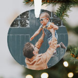 Adorno Navidades mínimos | Fotos simples de merry y Brigh<br><div class="desc">Sencillo, elegante, minimalista adorno de navidad con una moderna cita tipográfica minimalista "alegre y brillante" en negro sobre un fondo blanco minimalista. El nombre, el año y el saludo se pueden personalizar fácilmente para un toque personal, perfecto para la temporada festiva. La imagen que se muestra es para fines de...</div>