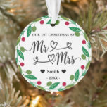 Adorno Navidades personalizados como Sr. y Sra. Photo<br><div class="desc">Celebra tu primera Navidad como pareja casada con este hermoso adorno de 'Nuestros primeros Navidades como Sr. y Sra.'! Con un encantador diseño de coronas y un personalizable con su nombre familiar y su año, este elegante sake es perfecto para su árbol de vacaciones. Personalice la parte posterior con su...</div>