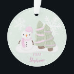 Adorno Navidades Snowman<br><div class="desc">Navidades de Snowman celebran el cumpleaños de su hijo en invierno con este lindo y muñeco de nieve usando un gorra de punto rosa pastel y bufanda. Este tema es ideal para los Navidades de invierno o para los fiestas. El diseño es completamente personalizable. Consulte la papelería de coordinación y...</div>