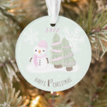 Adorno Navidades Snowman<br><div class="desc">Los primeros Navidades del bebé Navidades Snowman celebran el cumpleaños de su hijo en invierno con este lindo y muñeco de nieve usando un gorra de punto rosa pastel y bufanda. Este tema es ideal para los Navidades de invierno o para los fiestas. El diseño es completamente personalizable. Consulte la...</div>