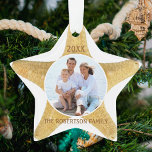 Adorno Navidades Starfish Beach Foto de la familia White<br><div class="desc">Esta estrella temática de la playa en forma de adorno navideño tiene una estrella de mar en un sencillo fondo blanco, con una foto redonda en el medio, y el nombre de la familia y el año. *Si necesitas ayuda con este diseño o productos a juego, por favor contacta conmigo...</div>