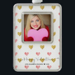 Adorno Navideño Ornamento fotográfico con guión corto del Purpurin<br><div class="desc">Un moderno y moderno patrón de ilustracion de corazones dorados y purpurinas rosados con encantadoras letras de escritura tipográfica "Feliz Día de San Valentín". Cambiar fácilmente la foto de muestra con la suya.</div>