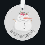 Adorno Niñas bebé primera flor de Navidad Snowman y nombr<br><div class="desc">Este adorable diseño cuenta con un singular y bonito muñeco de nieve al estilo acuarela que lleva una guirnalda navideña, así como un espacio para personalizar el objeto usando el nombre de su bebé y añadir una foto. ¡El recuerdo perfecto para tu primera Navidad, o para un chico amante de...</div>