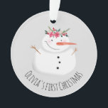 Adorno Niñas bebé primera flor de Navidad Snowman y nombr<br><div class="desc">Este adorable diseño cuenta con un singular y bonito muñeco de nieve al estilo acuarela que lleva una guirnalda navideña, así como un espacio para personalizar el objeto usando el nombre de su bebé y añadir una foto. ¡El recuerdo perfecto para tu primera Navidad, o para un chico amante de...</div>