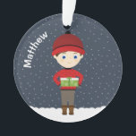 Adorno Niño en la nevada de invierno<br><div class="desc">Niño en invierno Snowfall Snowman Winter Wonderland, celebra la temporada con este divertido y caprichoso tema invernal. Este diseño de invierno consiste en un divertido y encantador muñeco de nieve y dos animados niños vestidos con sus suéteres de invierno más cálidos. Trae la diversión con los accesorios a juego, regalos,...</div>