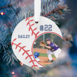 Adorno Nombre del jugador de béisbol Número de foto Keeps<br><div class="desc">Este diseño presenta un fondo de béisbol con espacio para un nombre, número y foto. Haga clic en el botón personalizar para obtener más flexibilidad al ajustar el texto. Las variaciones de este diseño y los productos de coordinación están disponibles en nuestra tienda, zazzle.com/store/doodlelulu. Contáctenos si necesita este diseño aplicado...</div>