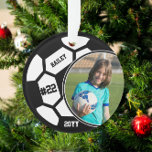 Adorno Nombre del jugador de fútbol Número de foto Keepsa<br><div class="desc">Este diseño presenta un fondo de balón de fútbol con espacio para un nombre, número y foto. Haga clic en el botón personalizar para obtener más flexibilidad al ajustar el texto. Las variaciones de este diseño y los productos de coordinación están disponibles en nuestra tienda, zazzle.com/store/doodlelulu. Contáctenos si necesita este...</div>