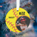 Adorno Nombre del jugador de Softbol Número de foto Keeps<br><div class="desc">Este diseño presenta un fondo de softball con espacio para un nombre, número y foto. Haga clic en el botón personalizar para obtener más flexibilidad al ajustar el texto. Las variaciones de este diseño y los productos de coordinación están disponibles en nuestra tienda, zazzle.com/store/doodlelulu. Contáctenos si necesita este diseño aplicado...</div>