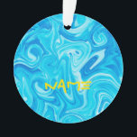 Adorno NOMBRE DEL surf Océano azul Resumen Paint Beach Wa<br><div class="desc">Resumen Patrón de pintura con marcas en tonos azules con NOMBRE personalizado en amarillo. Texto fácil de personalizar, color de texto, fuente. Diversión para cualquier amante del agua, Surfer Dude, Beach Goer, Ocean Swimmer, Vacation Souvenir. Moderno, Funky, Guay. Mezcla y combina colecciones completas de Surfing / Resumen de Arte por...</div>