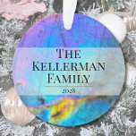 Adorno Nombre moderno de la familia estilo Piedra Colorid<br><div class="desc">La impresionante y colorida foto de piedra labradorita en color arcoiris es el escenario perfecto para un diseño sencillo y moderno. Este es un armario de un cristal labradorita natural con azul, púrpura, rosa, amarillo y verde. Añade tu apellido y año (o escribe lo que sea en los 2 cuadros...</div>