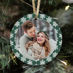 Adorno Nuestra primera foto de copo de nieve verde de Nav<br><div class="desc">Este moderno adorno de manga de vacaciones cuenta con una foto de la pareja recién casada en la parte delantera enmarcada por un color de borde verde oscuro con un patrón contrastante de copos de nieve de invierno blancos. La parte posterior del diseño incluye el mismo esquema de color con...</div>