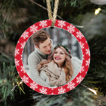 Adorno Nuestra primera foto de copos de nieve rojos de Na<br><div class="desc">Este moderno adorno de manga de vacaciones incluye una foto de la pareja recién casada en el frente enmarcada por un color rojo con un patrón contrastante de copos de nieve de invierno blancos. La parte posterior del diseño incluye el mismo esquema de color con la frase "Nuestra primera Navidad"...</div>
