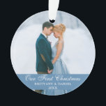 Adorno Nuestra primera foto de la pareja azul de Navidad<br><div class="desc">Nuestro primer ornamento azul de la foto de la pareja de Navidad con copos de nieve de vuelta.</div>
