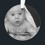 Adorno Nuestra primera foto escrita a mano por padres de<br><div class="desc">Este diseño fue creado a través del arte digital. Puede ser personalizado en el área proporcionada o personalizándolo eligiendo la opción de clic en personalizar y cambiando el color, nombre, iniciales o palabras. También puede cambiar el color y estilo del texto o eliminar el texto para un diseño de sólo...</div>