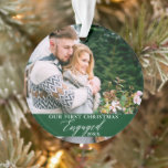 Adorno Nuestra primera foto verde de Navidad comprometida<br><div class="desc">Nuestro primer ornamento verde de la pareja de navidad involucrada con la foto con copos de nieve de vuelta.</div>