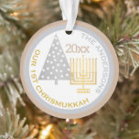 Adorno Nuestra primera Moda de Chrismukkah, foto de feria<br><div class="desc">Crea tu propia moda NUESTRA 1ª foto de CHRISMUKKKAH adorno con tu nombre, año para una familia de unas vacaciones amables. Desde el simple oro Hanukkah menorah hasta el polka dot silver Christmas tree, este blanco, gris plateado y cálido adorno "tostado almendro" conmemorará su primera fiesta combinada. El sencillo uso...</div>