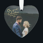 Adorno Nuestra primera Navidad como el Sr. y la Sra. Hear<br><div class="desc">Un regalo memorable para los recién casados. Envíe esta hermosa foto en forma de corazón. Navidad adornada con nuevos casados para conmemorar a su boda, por su primera Navidad como Sr. y Sra. El adorno presenta "Nuestra primera Navidad" en una bonita letra de Relieve metalizado de oro con letras a...</div>