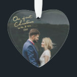 Adorno Nuestra primera Navidad como el Sr. y la Sra. Hear<br><div class="desc">Un regalo memorable para los recién casados. Envíe esta hermosa foto en forma de corazón. Navidad adornada con nuevos casados para conmemorar a su boda, por su primera Navidad como Sr. y Sra. El adorno presenta "Nuestra primera Navidad" en una bonita letra de Relieve metalizado de oro con letras a...</div>