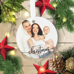 Adorno Nuestra Primera Navidad Como Familia De 3 Elegante<br><div class="desc">Nuestra Primera Navidad Como Familia De 3 Elegantes Ornamentos De Cerámica Fotográfica</div>