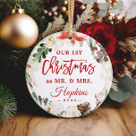 Adorno Nuestra primera Navidad como la señora Floral Wrea<br><div class="desc">**** No olviden subir su foto favorita en la parte de atrás. Si no necesitas la colocación de la foto, puedes eliminarla usando la herramienta de diseño ***** Celebra tu primera Navidad casada con este adorno de fotografía de correa floral de Poinsettia. Añadiendo una foto y un texto favoritos a...</div>
