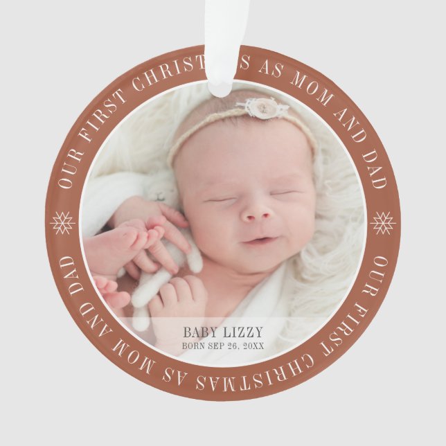 Adorno Nuestra Primera Navidad Como Mamá Y Papá Modernos  (Anverso)