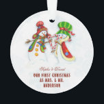 Adorno Nuestra Primera Navidad Como Sr. y la Sra. Cute Sn<br><div class="desc">Diseño bonito y romántico con NUESTRA PRIMERA tipografía NAVIDAD,  una bella acuarela Snowmans (He & She) sobre un fondo blanco con copos de nieve azules. Utilice la herramienta Personalize para agregar su información. Para obtener más elementos coincidentes,  visite mi colección de Navidades de sueño.</div>