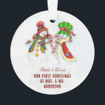 Adorno Nuestra Primera Navidad Como Sr. y la Sra. Cute Sn<br><div class="desc">Diseño bonito y romántico con NUESTRA PRIMERA tipografía NAVIDAD,  una bella acuarela Snowmans (He & She) sobre un fondo blanco con copos de nieve azules. Utilice la herramienta Personalize para agregar su información. Para obtener más elementos coincidentes,  visite mi colección de Navidades de sueño.</div>