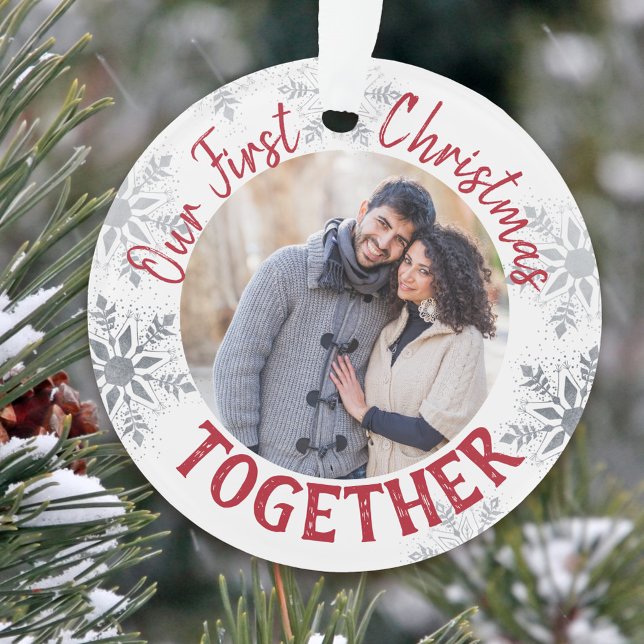 Adorno Nuestra primera Navidad juntos, rojo y plata foto (First Christmas Together photo ornament keepsake)