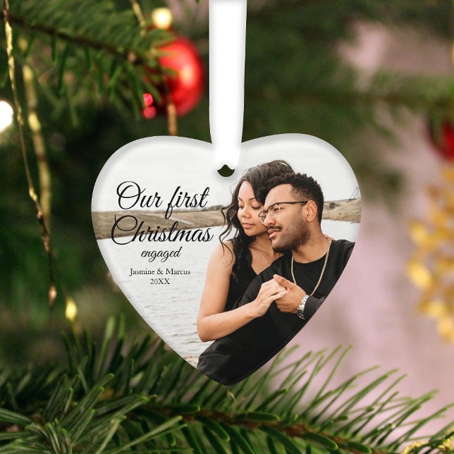 Adorno Nuestro primer corazón fotográfico comprometido de (Create cherished memories with our personalized Christmas ornament featuring you and your loved one.)
