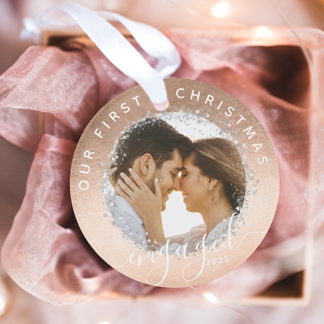 Adorno Nuestro primer guión de oro de Navidad comprometid (Our First Christmas Engaged Script Gold Two Photo Ornament)