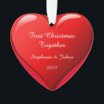 Adorno Nuestro primer rojo lindo del corazón 2019 del<br><div class="desc">Diseñado para el navidad 2019,  éste se diseña con diseño rojo romántico lindo del corazón en fondo rojo sólido y las plantillas personalizadas del texto para incorporar sus nombres. Perfeccione el regalo romántico para los pares que celebran su primer navidad.</div>