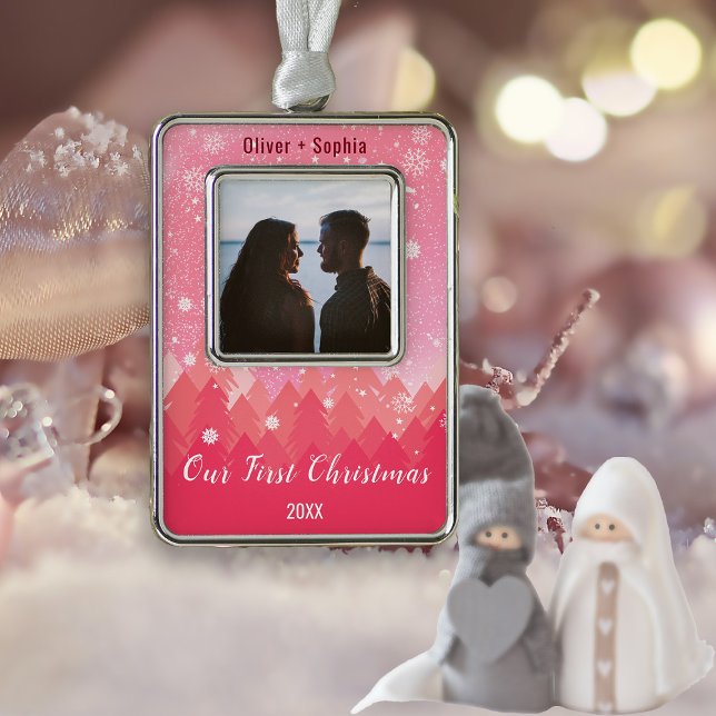 Adorno Nuestro primer tema de invierno rosa y nevado de N (Subido por el creador)