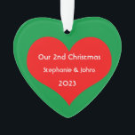 Adorno Nuestros segundos Navidades juntos 2023 cortan el<br><div class="desc">Nombres personalizados e impresos con un bonito diseño de corazón rojo en un fondo verde sólido. Siéntete libre de personalizar añadiendo tus propios textos,  nombres o fotos. ¡Puedes añadir tu foto en la parte posterior del adorno fácilmente! El color del fondo también se puede cambiar como se desee.</div>