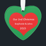 Adorno Nuestros segundos Navidades juntos 2023 cortan el<br><div class="desc">Nombres personalizados e impresos con un bonito diseño de corazón rojo en un fondo verde sólido. Siéntete libre de personalizar añadiendo tus propios textos,  nombres o fotos. ¡Puedes añadir tu foto en la parte posterior del adorno fácilmente! El color del fondo también se puede cambiar como se desee.</div>