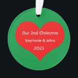 Adorno Nuestros segundos Navidades juntos corazón rojo 20<br><div class="desc">Nombres personalizados e impresos con un bonito diseño de corazón rojo en un fondo verde sólido. Siéntete libre de personalizar añadiendo tus propios textos,  nombres o fotos. ¡Puedes añadir tu foto en la parte posterior del adorno fácilmente! El color del fondo también se puede cambiar como se desee.</div>