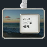 Adorno Olas estrelladas en el paisaje de Sunset Beach<br><div class="desc">Encontré esta foto de bonito de nuestro viaje de aniversario a Santa Lucía cuando estaba mirando a través de nuestra carpeta de fotos. Esta foto muestra olas estrellándose en la playa al atardecer. Busca más fotos de la puesta de sol de Santa Lucía en nuestra tienda. Esta imagen también se...</div>