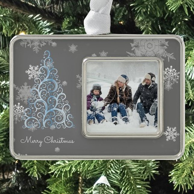 Adorno Ornamento con arbol azul de Navidad y copos de nie (Blue Christmas Tree and Snowflakes Framed Ornament)