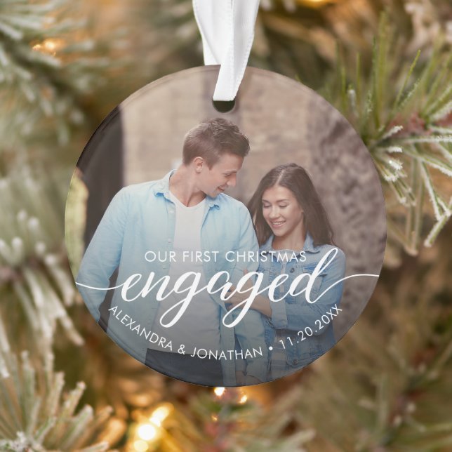Adorno Our First Christmas Engaged Script Custom Photo (Árbol)