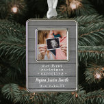 Adorno Padres Nuevos Esperando Madera De Burro Gris Fotog<br><div class="desc">Celebre el precioso regalo de su nuevo miembro de la familia con un elegante adorno metalizado rectangular de una foto. El diseño neutro de género es adecuado para un niño o chica de recién nacido. La redacción y la imagen de esta plantilla son fáciles de personalizar. (CONSEJO DE DISEÑO DE...</div>