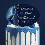 Adorno Para Tarta Elegante Fiesta de Bat Mitzvah de la Armada Azul d<br><div class="desc">Elegante ágata azul marino y oro decora el costado de esta moderna tarta de Bat Mitzvah. El nombre de su hija está escrito en un hermoso guión formal bajo la Estrella de David. Perfecto postre para una moda,  elegante familia judía celebrando la llamada de su chica a la Torá.</div>