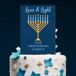 Adorno Para Tarta Hanukkah Amor y Personalizado claro Oro Azul Menor<br><div class="desc">Personalizable dulce de amor y pastel ligero para una cena familiar judía o un fiesta de Chanukah con sinagoga. Personalice esta copa de bonito Hanukkah con su propio apellido o información de grupo en azul bajo la menorah oro de bonito.</div>